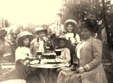 EH01A - Alberdi (environs de Rosario), attablés à une table de café, de g à d: Suzanne, une dame, Nanny (debout), Jean, Simone (debout) et une dame