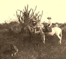EH01B - 2 cavaliers devant un grand cactus. Nanny, à droite, monte en amazone