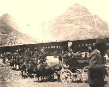 EH02C - La gare supérieure, transfert des voyageurs dans les caléches attelées de 3 ou 4 mulets de front.