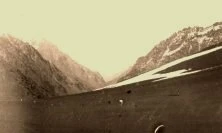 EH02D - Vue du col, des névés, la vue vers l'Est est claire, le versant Est désertique (à remarquer sur les photos prises du train en montant)