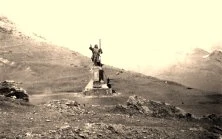 EH02D - Une statue monumentale sur le col (Saint Christophe? ou le Christ?)