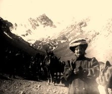 EH02D - Une halte dans la montée vers le col à dos de mulets. Marguerite Quaintaine, amie de Nanny