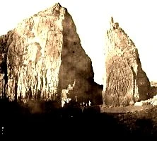 EH02D - Rochers de basalte sur la plage, la famille Hausermann au pied des rochers donne l'échelle