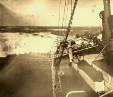 EH03C - le paquebot "Atlantique" dans la barre de la Gironde, en avril 1910. La photo n'est probablement pas de Daddy, car il se trouvait sur le "Ceylan" à ce moment??