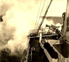 EH03C - le paquebot "Atlantique" dans la barre de la Gironde, en avril 1910. La photo n'est probablement pas de Daddy, car il se trouvait sur le "Ceylan" à ce moment??