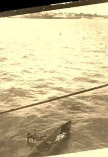 EH03C - Dakar, noir plongeant de sa pirogue