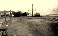 EH03D - Grandcamp, les barques dans la rade, peut-être une régate, ou plutôt les barques au mouillage faisant sécher leurs voiles. A l'époque il n'y avait pas de port, les barques de pêche échouaient sur la grève
