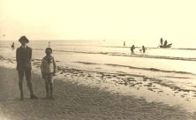 EH04A - Sur la plage de St-Jean-de-Monts: André et Maurice Feuillebois