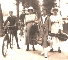 7702 - Veules-les-Roses, retour du tennis, de g à d : Pierre Lefévre, Jean?, Suzanne Lefévre, Suzanne Cordelle, ?.