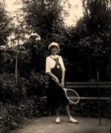 V0378 - Villa Hermoso, Suzanne en tenue de tennis dans le jardin, 9 août 1915