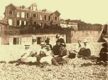 V0423 - Veules-les-Roses, groupe à la plage
