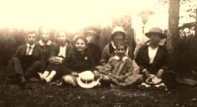 V0436 - Veules-les-Roses, groupe, on reconnait de g à d: ?,?,Suzanne, Yvonne, Thérèse, Gillette, ?, Hélène