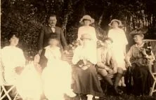 V0456 - Groupe à Vierville, de gauche à droite: debout Daddy, Simone, Suzannette, assis: Suzanne, Nanny, Hélène, Jean, Mme Roquet ? ou Mme.de Gourcuff (une amie de Nanny)?