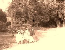 V1194 - Sur un banc, les soeurs Bidel, Suzanne et Hélène et Thérèse Feige
