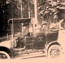 V1195 - Départ du Jardin d'Acclimatation dans un taxi Auto