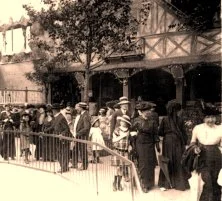 V1208 - Luna Park, une allée