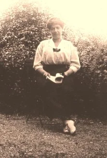 V1332 - Hélène vers 1915