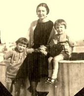 Tante Suzon et ses 2 garçons à Castelle en Grèce