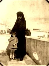 Nany à Castella (Grèce) en grand deuil de Daddy 11-24