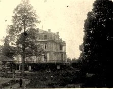 V0654 - Façade sur la Garonne, la terrasse couverteest devant notre salon au 1er, communiquant par 3 grandes portes fenêtres