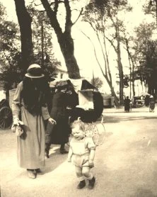 8104 - Simone et François à Tours le 15 avril 1923
