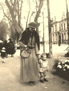 8106 - Simone et François à Tours le 15 avril 1923