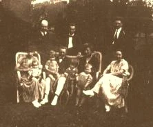 V0586 - Famille Hausermann, en août 1923, à Vierville, de g à d: debout Georges Chedal, Jean Hausermann et Jean Cordelle, assis: Simone, Michel, Jean-Pierre, Daddy, Philippe, Nanny, François, Suzanne