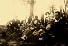 V0598 - Pique-nique à Porquerolles, on reconnait les Cordelle et les Dessus. Gabriel Dessus est à droite, Suzannette est la 2ème à gauche, Simone la 4ème à gauche. Il y a un autre ménage, mais qui? les Prouveur??