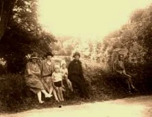 V0642 - Environs de Vierville, été 1925, de g à d: Suzanne, Simone, Nanny, Jean Hausermann