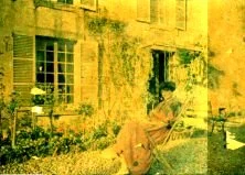 V1328 - Simone derrière le château
