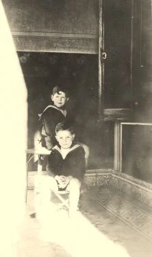 François et Michel en costumes marins, sur le patio et dans le jardin 9-1928