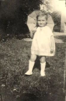 Brigitte, 2 ans, à Vierville en 1928