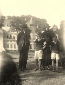 Tonton Robert (Robert Gervais, beau-frère de Nany), Nany, Philippe et Jean-Pierre,