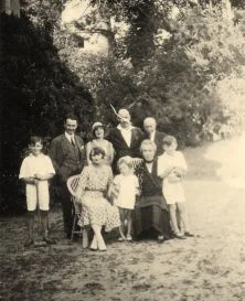 A Vierville, vers 1930, sous les fenêtres de Nany, là où le croquet était installé le croquet.