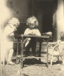 Yves et Jean-Paul, dans le jardin de l'avenida Pellegrini, Août 31