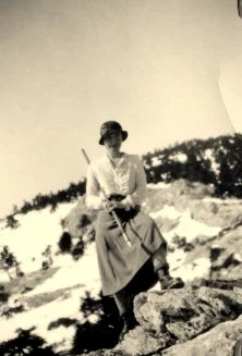 Tante Suzon: "Tenue de montagne, examinez à la loupe les gentils petits souliers"