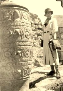 Tante Suzon, près d'une jarre retrouvée entière à Knossos