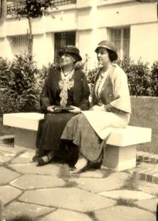 Bonne-Maman et Tante Yvonne (Yvonne Bidel, sa nièce, future Madame Liébaut)