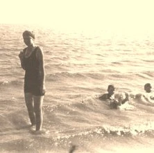 V0683 - Bains, Simone et les enfants