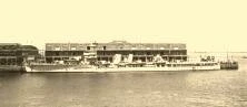 V0872 - Le "Dauntless" à quai à Montevideo