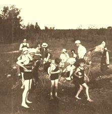 V0876 - Excursion dans les îles, on reconnait François et Michel.