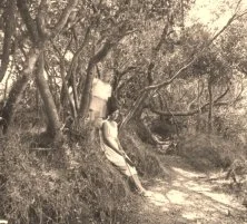 V1064 - Riachuelo, sous-bois, Simone et Yves, 3/1937