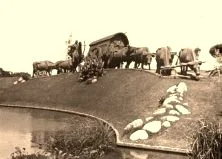 V1094 - Montevideo, monument de bronze, représentant un char à boeufs de la colonisation, 3/1938