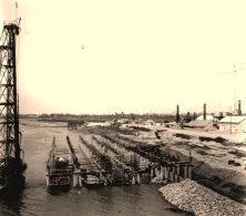V1126 - Port de Rosario, battage de pieux