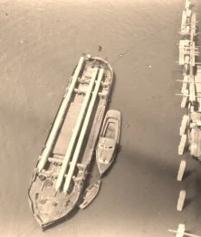 V1129 - Port de Rosario, chaland transportant des pieux, 10/1938