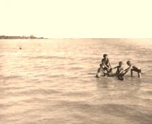 V1135 - Riachuelo, plage, de g à d: Jean-Paul, Simone, Jean-Louis et Yves