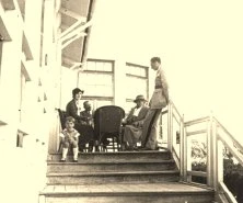 JH06D - Casablanca, hotel, de g à d: Jean-Paul, Germaine, Tonton Emile, Tante Henriette, ?