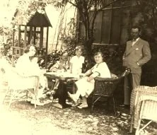 JH07B - Les Hausermann chez les Cousin, Germaine à gauche, Jean H. à droite, Jean-Paul au milieu. 1935