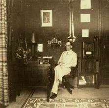 JH07B - Jean Hausermann dans son bureau, rue Mendoza