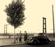 JH07C - Paranà, les Hausermann devant le pont suspendu, 1936